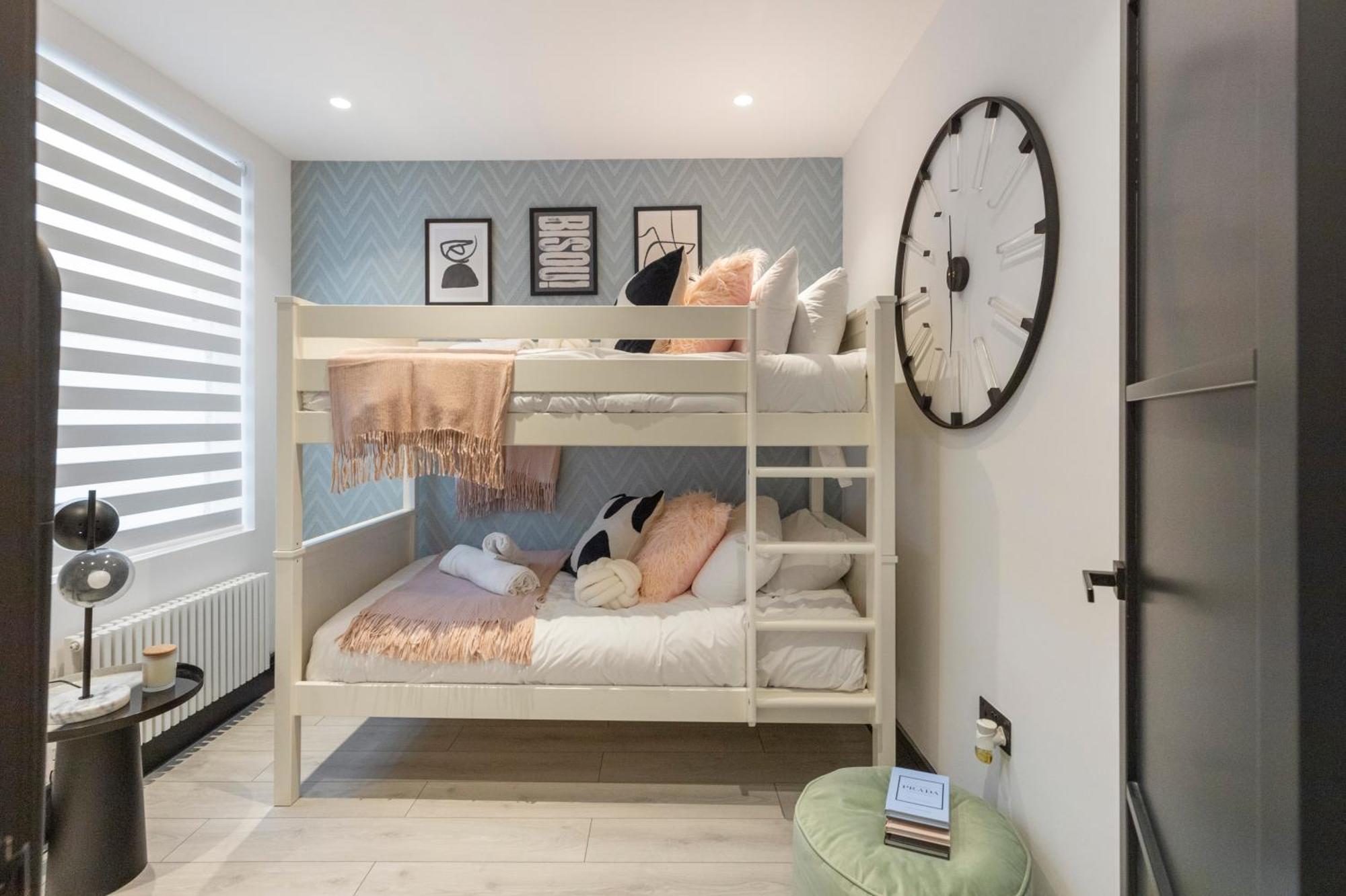 Unwind In Style 2Br With Cozy Backyard For Groups Daire Londra Dış mekan fotoğraf