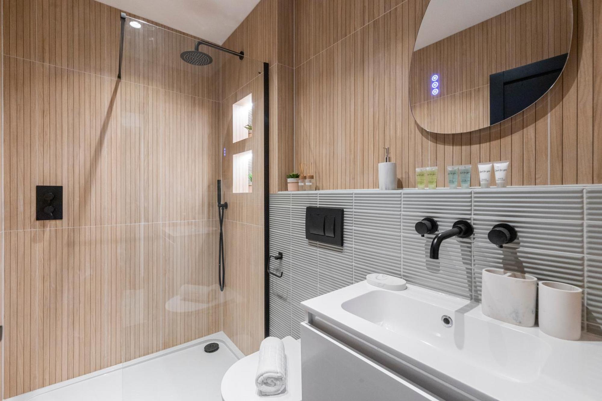 Unwind In Style 2Br With Cozy Backyard For Groups Daire Londra Dış mekan fotoğraf