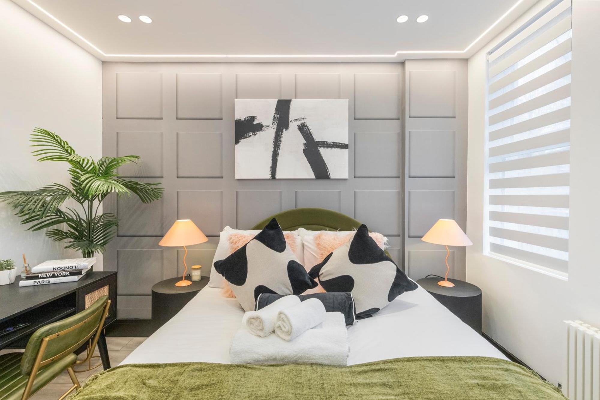 Unwind In Style 2Br With Cozy Backyard For Groups Daire Londra Dış mekan fotoğraf