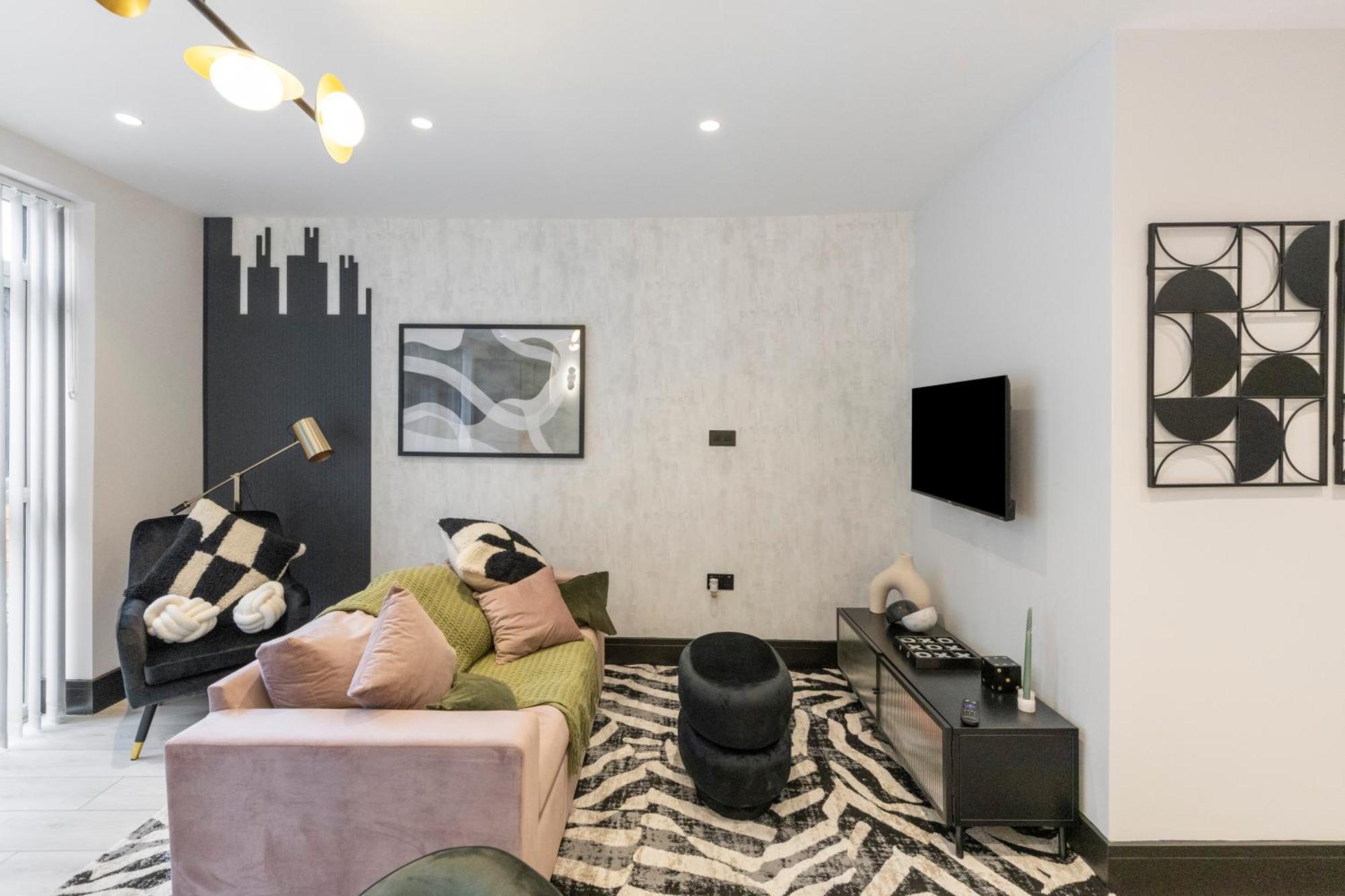 Unwind In Style 2Br With Cozy Backyard For Groups Daire Londra Dış mekan fotoğraf