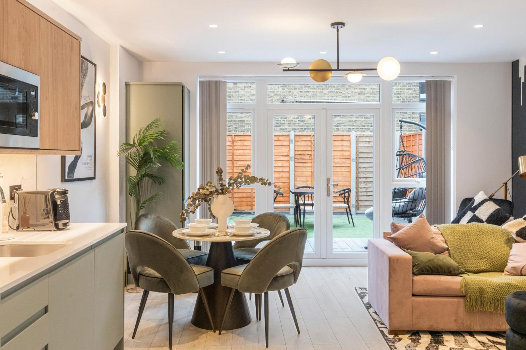Unwind In Style 2Br With Cozy Backyard For Groups Daire Londra Dış mekan fotoğraf
