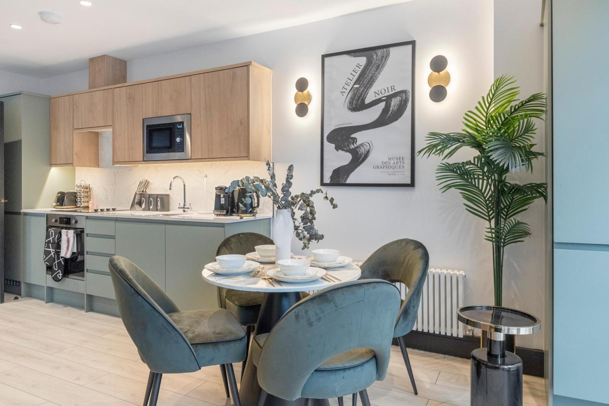 Unwind In Style 2Br With Cozy Backyard For Groups Daire Londra Dış mekan fotoğraf