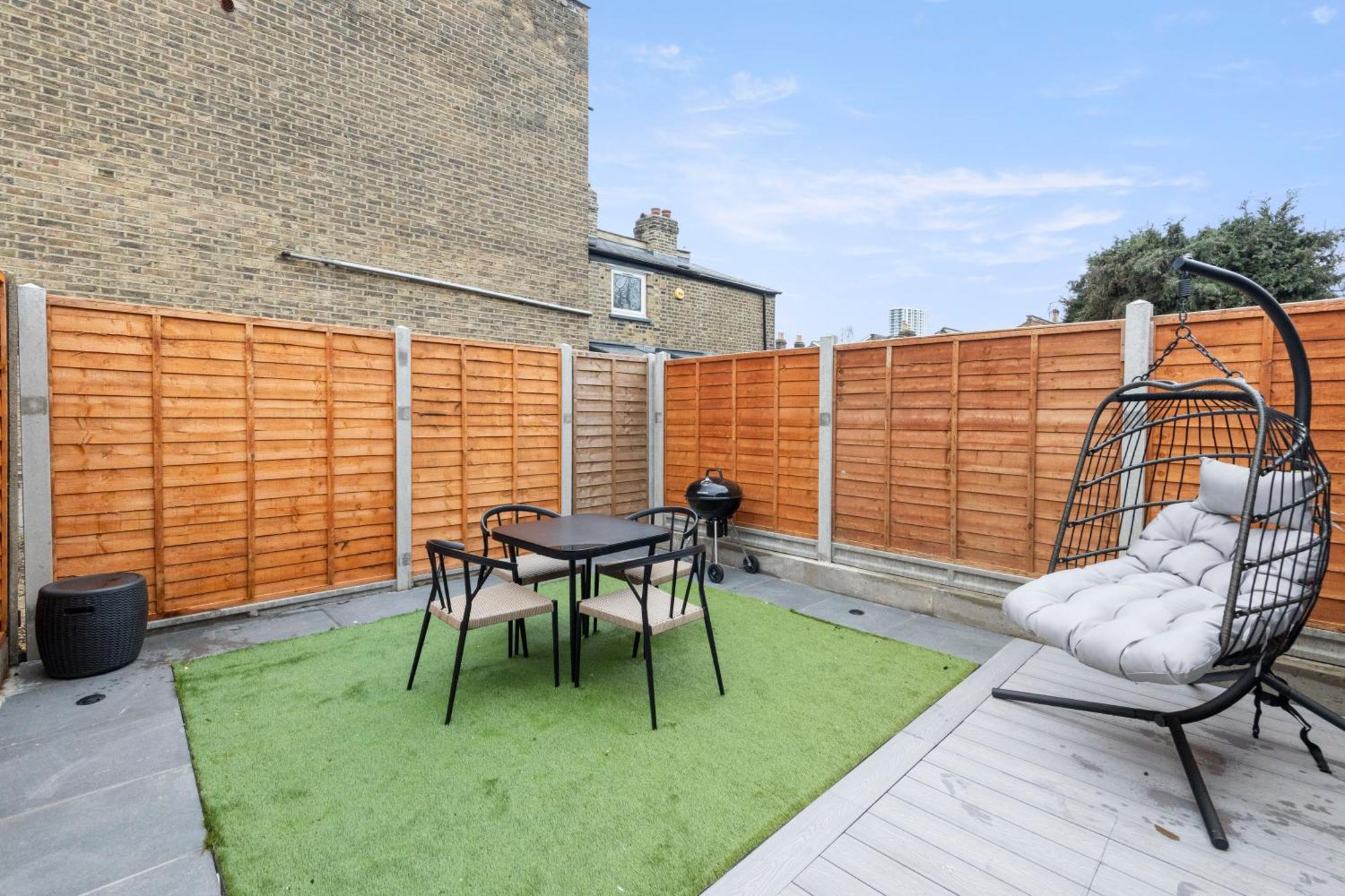 Unwind In Style 2Br With Cozy Backyard For Groups Daire Londra Dış mekan fotoğraf