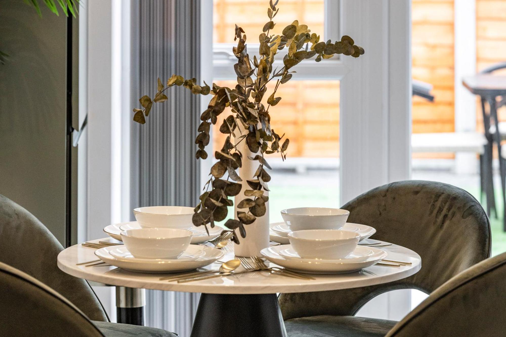 Unwind In Style 2Br With Cozy Backyard For Groups Daire Londra Dış mekan fotoğraf