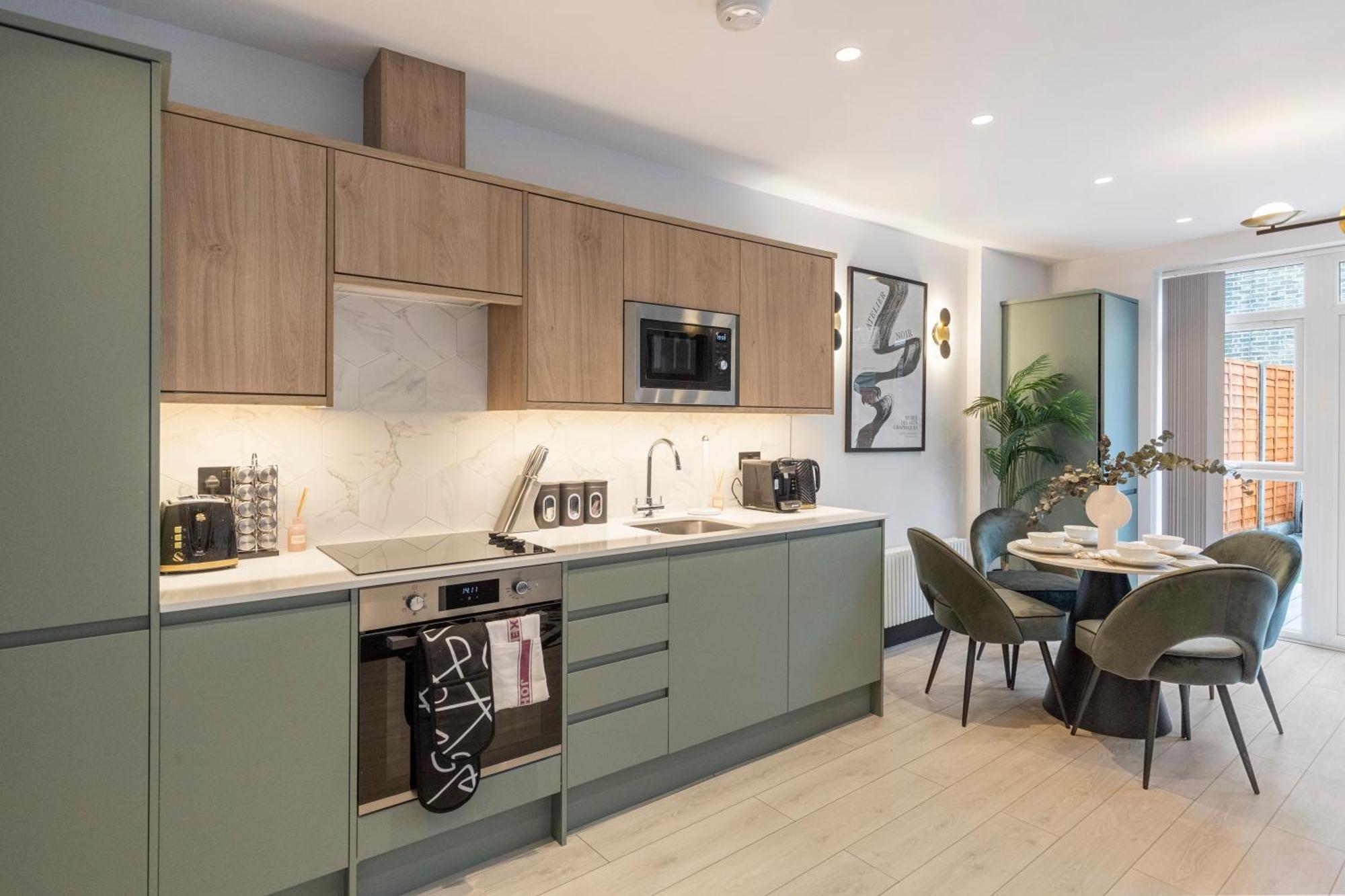 Unwind In Style 2Br With Cozy Backyard For Groups Daire Londra Dış mekan fotoğraf